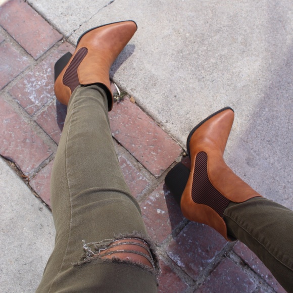 🚨ON SALE🚨//The Tobin// Cognac boots - Picture 6 of 8